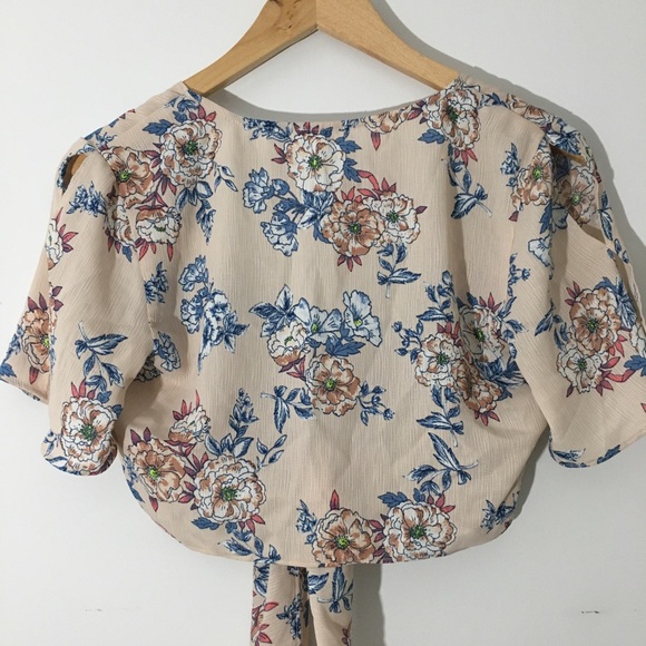 Sold🚫 En Creme Wrap around crop top - Picture 2 of 3